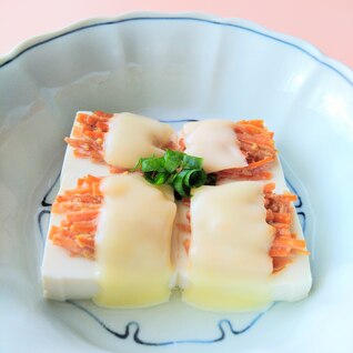 電子レンジで簡単♪和風味のにんじん・チーズ載せ豆腐